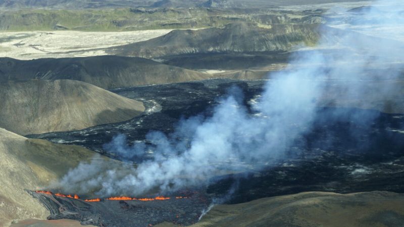 Вулкан Фаградальсфьялл в Исландии 3 августа 2022 года, который расположен в 32 километрах (20 милях) к юго-западу от столицы Рейкьявика и недалеко от международного аэропорта Кефлавик. (Ernir Snær/AP Photo)  | Epoch Times Россия
