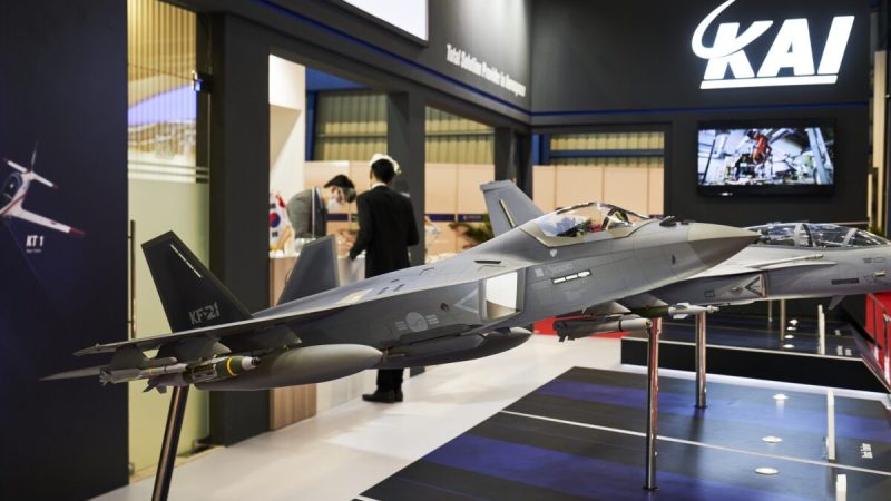 Модель корейского истребителя KF-21 на выставке Singapore Airshow в выставочном центре Changi в Сингапуре, 15 февраля 2022 года. (Lauryn Ishak/Bloomberg через Getty Images)  | Epoch Times Россия