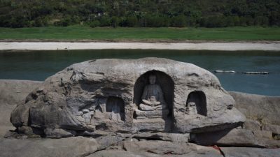 Древние статуи Будды нашли на дне обмелевшей реки Янцзы в Китае