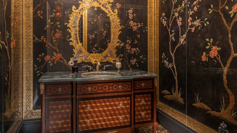 Ботанические мотивы в стиле эгломизе* шинуазри представлены в этой туалетной комнате, выполненной студией Gorman Studios из Ванкувера. (Любезно предоставлено Gorman Studios) | Epoch Times Россия