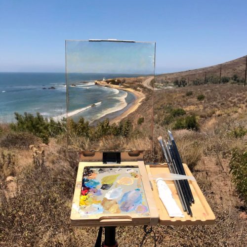 Художник пленэра пишет картины, которые идеально соответствуют окружающим его пейзажам: прибой, луга, горы…