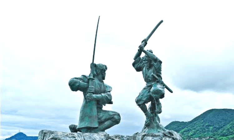 Описание битвы 1612 года между Миямото Мусаси (справа) и Сасаки Кодзиро. (yannick luthy/Alamy Stock Photo) | Epoch Times Россия