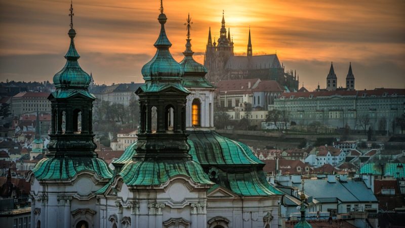 Прагу называют городом ста шпилей, и одними из самых почитаемых являются те, что возвышаются на вершине Пражского Града и собора Святого Вита. Комплекс Пражского Града занимает 110 акров в самом сердце столицы Чешской Республики. (Prague City Tourism/TNS)  | Epoch Times Россия