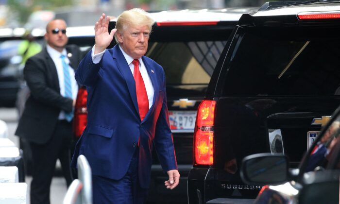 Бывший президент Дональд Трамп машет рукой, идя к автомобилю возле башни Трампа в Нью-Йорке 10 августа 2022 года. (Stringer/AFP via Getty Images) | Epoch Times Россия