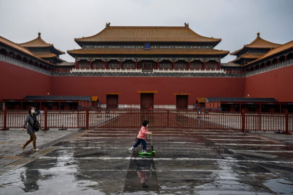 Ворота в Запретный город закрыты для посетителей, Пекин, Китай, 19 апреля 2020 года. (Kevin Frayer/Getty Images)