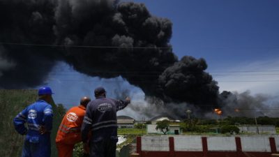 На Кубе удар молнии вызвал пожар в нефтехранилище