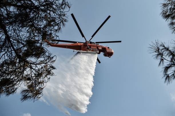 Тушение лесного пожара с вертолёта. (SAKIS MITROLIDIS/AFP via Getty Images) | Epoch Times Россия