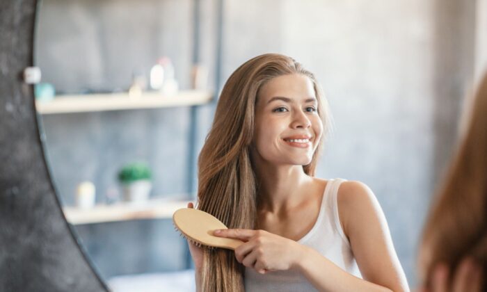 Исследование подтвердило связь между стрессом и уровнем кортизола в волосах. Чем выше стресс, тем выше уровень кортизола. Беспокойство может быть причиной потери волос. (Prostock-Studio / iStock via Getty Images Plus) | Epoch Times Россия