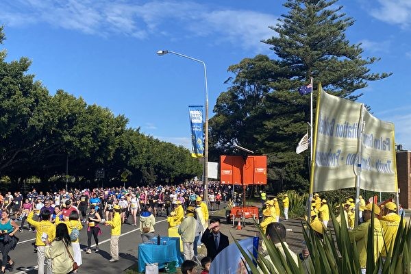 В ежегодном забеге City2Surf приняли участие более 60 тысяч человек. Сиднейские практикующие Фалуньгун демонстрируют упражнения и собирают подписи 14 августа 2022 года. (The Epoch Times)  | Epoch Times Россия