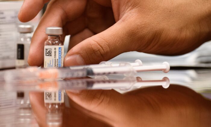 Флаконы и шприцы с вакциной от COVID-19 компании Johnson & Johnson в Калвер-Сити, Калифорния, 5 августа 2021 года. (Patrick T. Fallon/AFP via Getty Images) | Epoch Times Россия