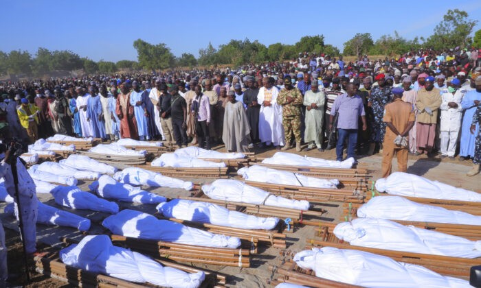Похороны убитых боевиками «Боко Харам» в Заабармаре, Нигерия, 29 ноября 2020 года. Фото: Jossy Ola/AP Photo
 | Epoch Times Россия