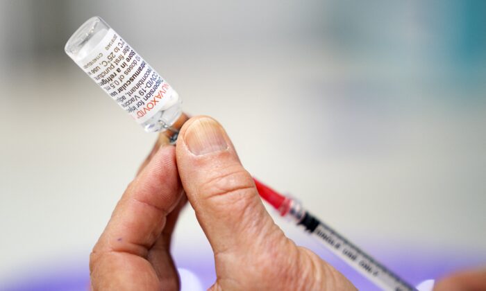 Медицинский работник готовит дозу вакцины Nuvaxovid COVID-19 в Утрехте, Нидерланды, 15 марта 2022 года. (Jeroen Jumelet/ANP/AFP via Getty Images) | Epoch Times Россия