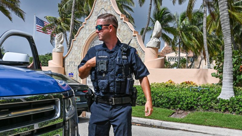 Сотрудник местных правоохранительных органов стоит перед домом бывшего президента Дональда Трампа в Мар-а-Лаго в Палм-Бич, штат Флорида, 9 августа 2022 года. (Giorgio Viera/AFP via Getty Images)  | Epoch Times Россия