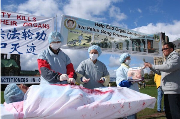Демонстрация извлечения органов у практикующих Фалуньгун в Китае во время митинга в Оттаве, Канада, 2008 г. (The Epoch Times)