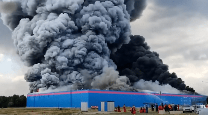 Пожар на складе Ozon. (Фото: скриншот/youtube.com) | Epoch Times Россия