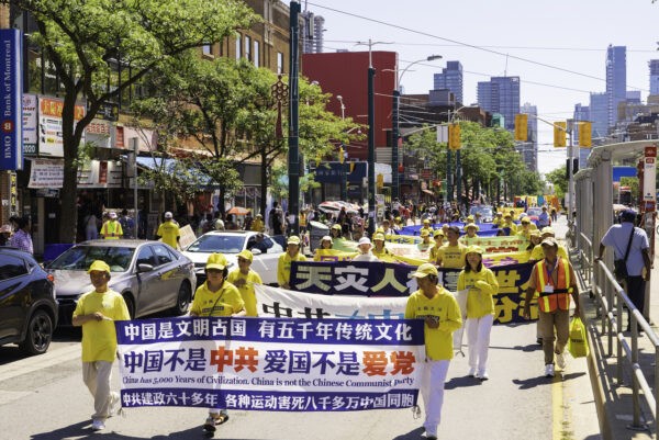 Последователи Фалуньгун на параде в Чайнатауне в центре Торонто в честь выхода 400 млн китайцев из Коммунистической партии Китая и связанных с ней организаций, 6 августа 2022 года. (Evan Ning /The Epoch Times)