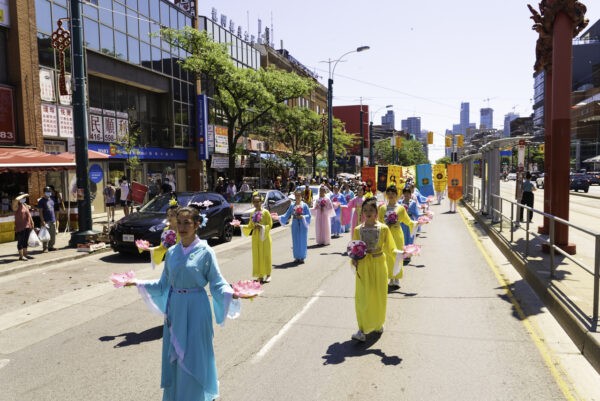 Последователи Фалуньгун участвуют в параде в китайском квартале Торонто в честь 400 млн китайцев, вышедших из компартии Китая и связанных с ней организаций, 6 августа 2022 года. (Evan Ning /The Epoch Times)