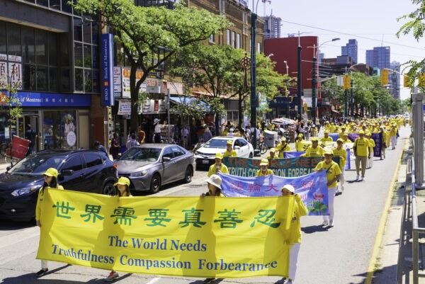 Сотни людей вышли на парад в центре Торонто 6 августа 2022 года в честь выхода 400 млн китайцев из Коммунистической партии Китая и связанных с ней организаций. (Evan Ning /The Epoch Times)