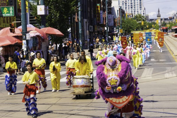 Традиционные китайские барабаны и танцы львов на параде в центре Торонто в честь выхода 400 млн китайцев из Коммунистической партии Китая и связанных с ней организаций, 6 августа 2022 года. (Evan Ning /The Epoch Times)