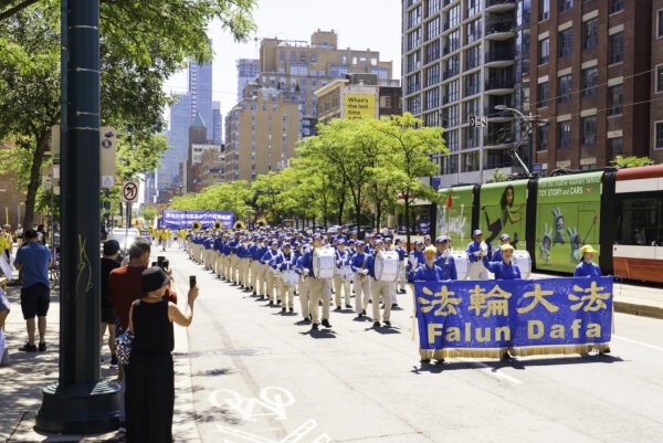 Марширующий оркестр Тянь Го участвует в параде в центре Торонто в честь выхода 400 млн китайцев из Коммунистической партии Китая и связанных с ней организаций, 6 августа 2022 года. (Evan Ning /The Epoch Times)