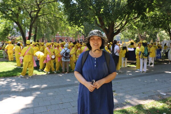 Кэти Линь, учительница из Торонто, присоединилась к параду в честь выхода 400 млн китайцев из Коммунистической партии Китая и связанных с ней организаций, 6 августа 2022 года. (Andrew Chen/The Epoch Times)