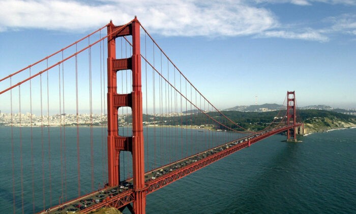 Мост «Золотые ворота» перекинут через залив в Сан-Франциско, Калифорния, на фотографии из архива. (Justin Sullivan/Getty Images)
 | Epoch Times Россия