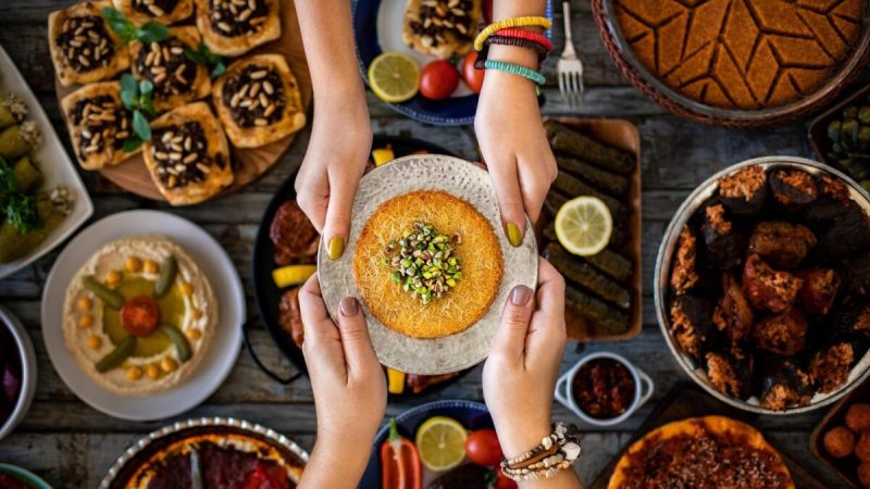 Выражение тепла и заботы через совместное употребление пищи характерно для культур всего мира. (Gulcin Ragiboglu/Shutterstock)
 | Epoch Times Россия