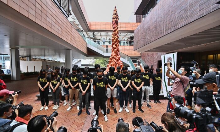 Студенты Союза студентов Гонконгского университета проводят минуту молчания перед Позорным столбом в Гонконге 4 июня 2021 года. (Sung Pi-lung/The Epoch Times) | Epoch Times Россия