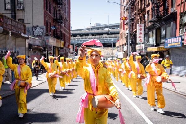 Практикующие Фалуньгун участвуют в параде, посвящённом 30-летию распространения этой духовной практики, Нью-Йорк, 13 мая 2022 г. (Samira Bouaou/The Epoch Times)
