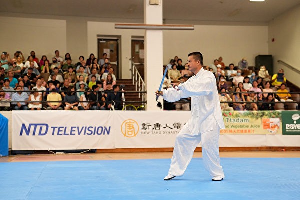 Ван Гуолун демонстрирует Двуручный меч Богомола во время 7-го Международного конкурса традиционных китайских боевых искусств NTD Television 28 августа 2022 года. (Ларри Дай/ The Epoch Times)