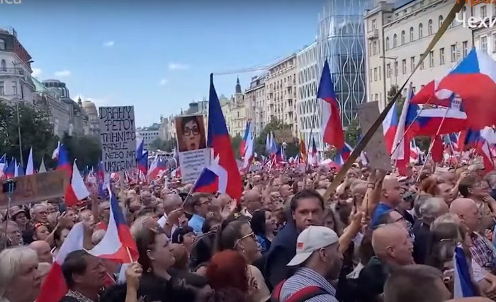 Более 70 тысяч человек вышли в Праге на антиправительственный митинг. (Скриншот/Activatica/youtube.com)
 | Epoch Times Россия