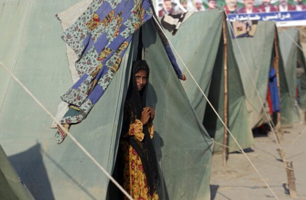 Девочка-переселенка позирует для фотографии в районе Шикарпур провинции Синд, Пакистан, 31 августа 2022 года. (Fareed Khan/AP Photo)