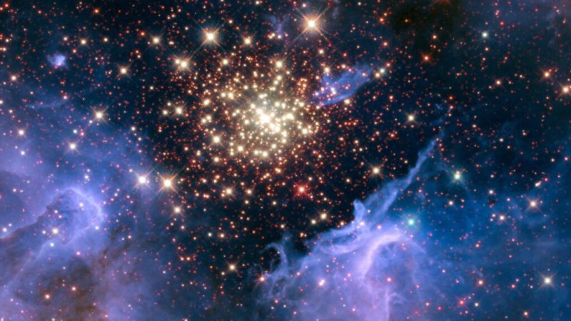 Скопление молодых звёзд, напоминающее воздушную вспышку, окружённое облаками межзвёздного газа и пыли, в туманности NGC 3603, расположенной в созвездии Карина, на этом снимке, сделанном в августе 2009 и декабре 2009 года и полученном 26 сентября 2018 года. (NASA/ESA/R. O’Connell/F. Paresce/E. Young/Ames Research Center/WFC3 Science Oversight Committee/Hubble Heritage Team/STScI/AURA/Handout via Reuters)
 | Epoch Times Россия