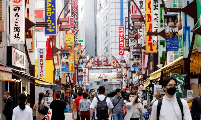 Люди в торговом районе Амейоко в Токио, 20 мая 2022 года. (Kim Kyung-Hoon/Reuters) | Epoch Times Россия