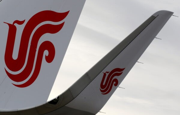 Логотип авиакомпании Air China изображён на хвосте самолёта, припаркованного в штаб-квартире авиастроительной компании Airbus в Коломье недалеко от Тулузы, Франция, 15 ноября 2019 года. (Regis Duvignau/Reuters)