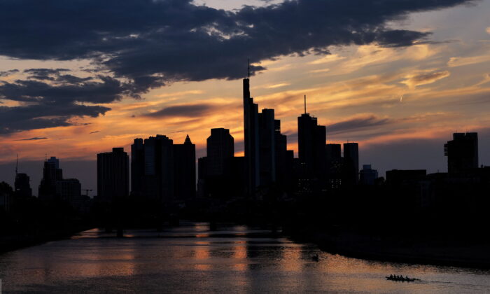 Солнце садится во Франкфурте, Германия, 30 августа 2022 года. (Kai Pfaffenbach/Reuters) | Epoch Times Россия