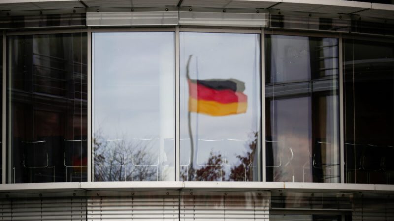 Немецкий флаг отражается в окне здания Пауля Лебе в Берлине, Германия, 19 ноября 2020 года. (Hannibal Hanschke/Reuters) | Epoch Times Россия