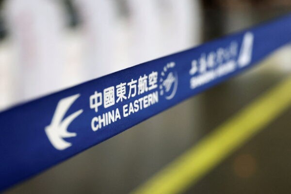 Логотип авиакомпании China Eastern Airlines в международном аэропорту Пекин Столица в Пекине 21 марта 2022 года. (Tingshu Wang/Reuters)