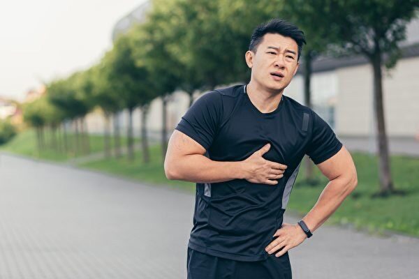 Хроническая гипоксия также может привести к инфаркту миокарда. Если кто-то испытывает одышку, стеснение в груди и другие симптомы, не стоит относиться к этому легкомысленно. (Shutterstock)