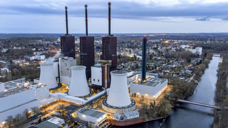 Пар выходит из градирни газовой электростанции «Лихтерфельде» в Берлине 30 марта 2022 года. (Michael Sohn/AP Photo)  | Epoch Times Россия
