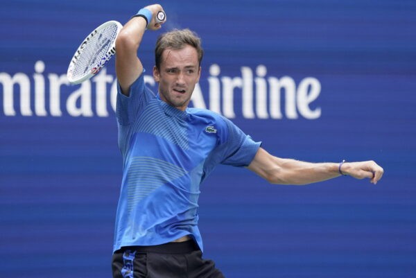 Даниил Медведев во время матча первого круга Открытого чемпионата США по теннису в Нью-Йорке, 29 августа 2022 года. (John Minchillo/AP Photo)  | Epoch Times Россия