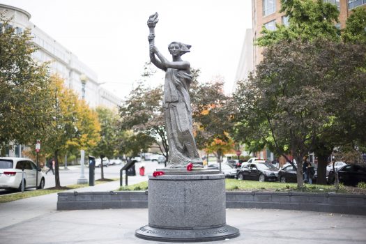 Мемориал жертвам коммунизма в Вашингтоне, 8 ноября 2017 г. Основанный Мемориальным фондом жертв коммунизма, он представляет копию статуи богини демократии, установленную во время протестов на площади Тяньаньмэнь в Китае в 1989 г. (Samira Bouaou/The Epoch Times)