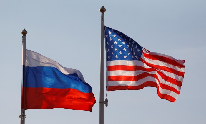 Государственные флаги России и США. (Максим Шеметов/Рейтерс) | Epoch Times Россия