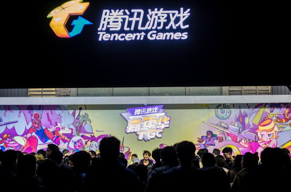 Посетители на ежегодном карнавале Tencent Games (TGC) в Чэнду, провинция Сычуань, Китай, 2 декабря 2017 г. (Reuters/Stringer).