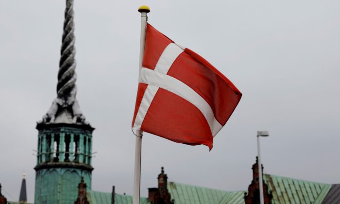 Государственный флаг Дании развевается в Копенгагене, Дания, 22 октября 2019 года. (Andreas Mortensen/Reuters)
 | Epoch Times Россия