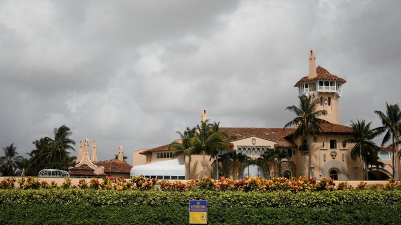 Вид на дом бывшего президента США Дональда Трампа в Мар-а-Лаго после обыска, проведённого агентами ФБР, в Палм-Бич, штат Флорида, 9 августа 2022 года. (Marco Bello/Reuters) | Epoch Times Россия