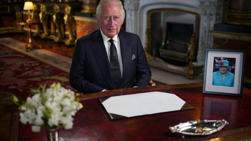 Король Карл III выступает с обращением к нации и Содружеству из Букингемского дворца в Лондоне 9 сентября 2022 года после смерти королевы Елизаветы II 8 сентября. (Yui Mok/Pool via Reuters)  | Epoch Times Россия