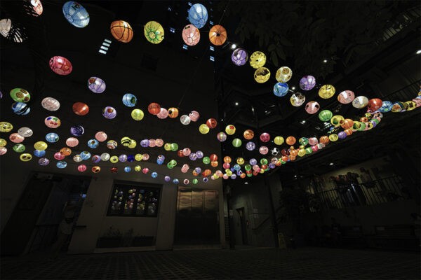 Сотни фонарей ручной росписи развешаны в Голубом доме 3 сентября 2022 года. (T M Chan/The Epoch Times)