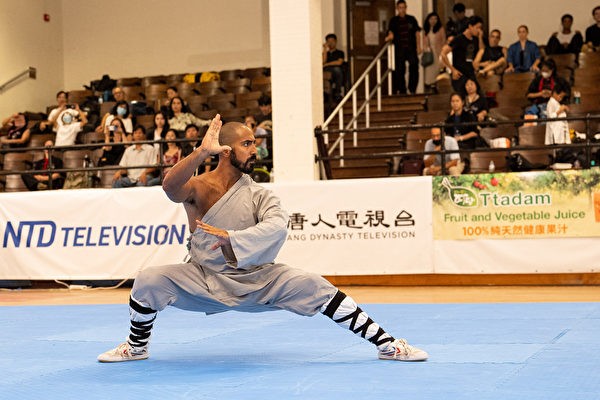 Даниэль Эрнандес демонстрирует кулак Да Ло Хань во время 7-го Международного конкурса традиционных китайских боевых искусств NTD Television 27 августа 2022 года. (Ларри Дай/ The Epoch Times)