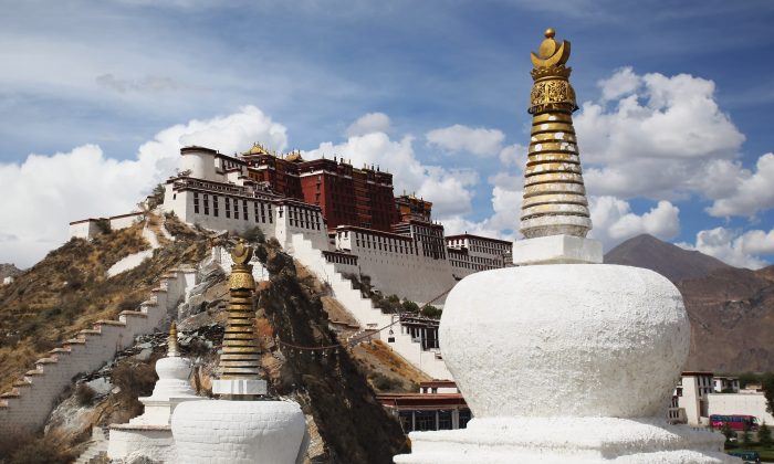 Дворец Потала в Лхасе, Тибет. Традиционно Лхаса является резиденцией Далай-ламы, столицей Тибета и самой высокогорной столицей в мире. (Feng Li/Getty Images) | Epoch Times Россия